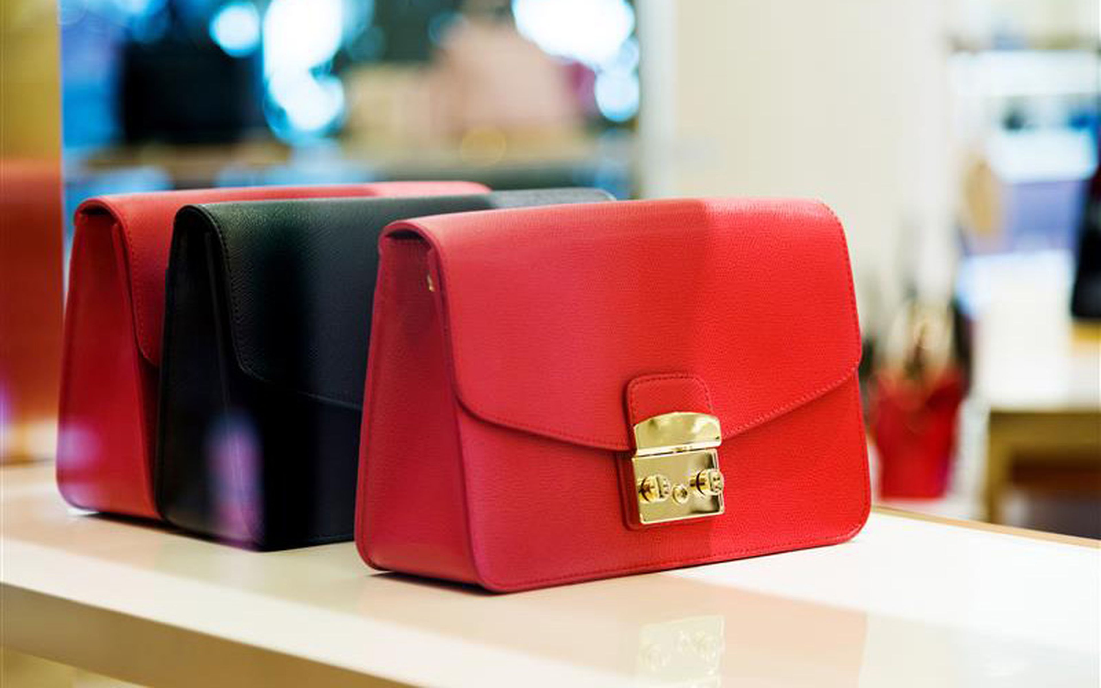 The high price of luxury items creates a bustling resale scene, yet this also allows less obvious imitations to slip into the market. Consumers who believe they are buying second-hand, though legitimate, goods may overlook signs that might otherwise make them suspicious.